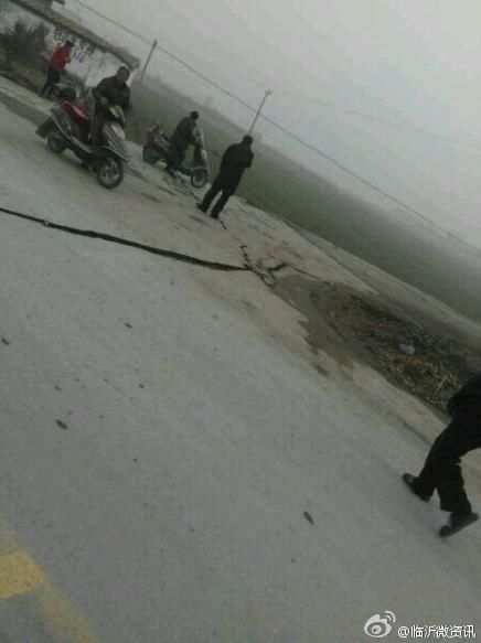 就在离震中6公里外北偏东方向的保太镇万庄村，路面出现大面积断裂塌陷。[!--empirenews.page--]