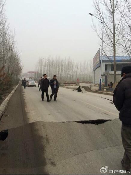 图为当地道路出现坍塌破裂。