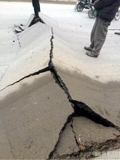 记者刚刚从山东省平邑县有关部门获悉，25日上午，平邑县一石膏矿发生垮塌事故，多人被埋井下，伤亡情况不明。