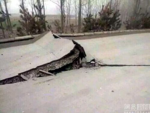 平邑县一石膏矿发生垮塌事故，多人被埋井下，伤亡情况不明。