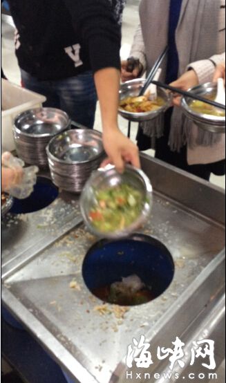有学生家长建议,日本国内浪费现象很少,日本"定食"餐盘的做法,量少