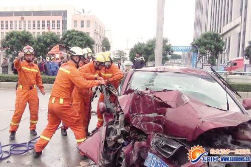 消防官兵破拆车门，但没能救回一家三口。（视频截图）