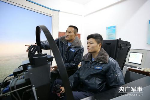 海军2名飞行员将撞鸟战机飞离村庄成功跳伞(图)