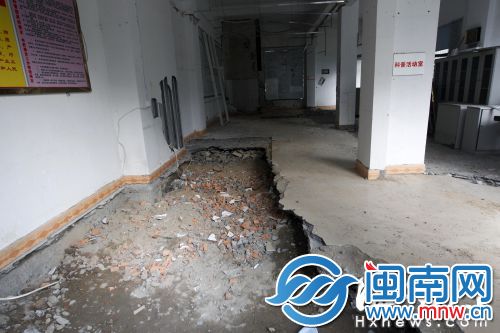 3A座底层的社区办公室，地面被挖开后又被部分回填