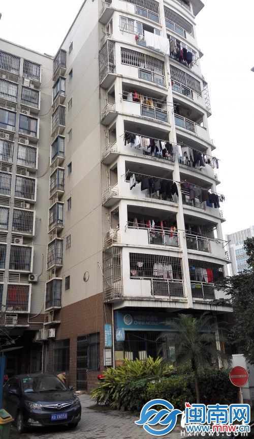 事发的居民楼带架空层共九层，居民担心社区办公室向下挖掘，会破坏地基影响建筑安全