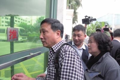 陈满的哥哥和嫂子准备进入法庭。