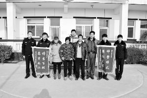 被拐26年后，杨某香被成功解救回家左四。 兰州晨报通讯员 李斌 摄