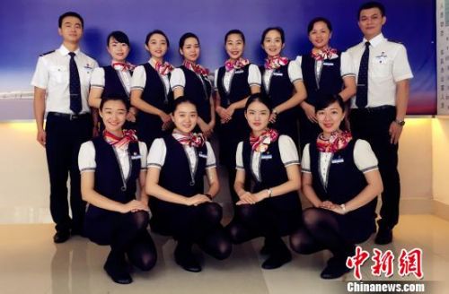 图为海南环岛高铁列车乘务人员合影。 李兰芳摄