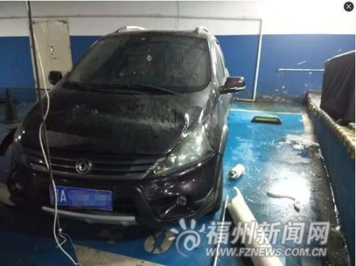 天降50米长水管砸坏3辆车 车主索赔遭“踢皮球”