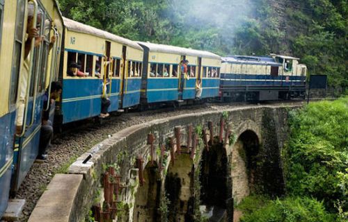印度女婴在火车厕所中出生 掉进便池跌入轨道后生还-闽南网