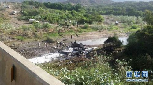 巴林一架F-16在沙特边境坠毁 飞行员逃生现场