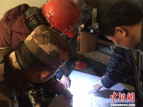 图为消防官兵展开紧急救援 涂用帮 摄