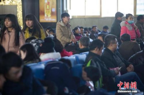 12月30日，山西太原火车站，不少民众为避开客流高峰，选择提前乘车出行。随着2016年元旦小长假来临，中国多地火车站将迎来旅客出行高峰。