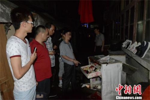 制假证、假印章嫌疑人指认自己白天摆摊地点 万新强 摄