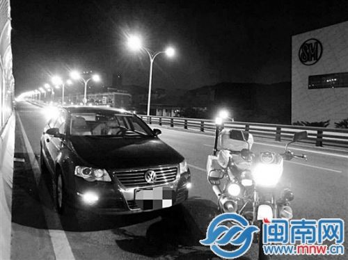 梁女士车辆违停在快速路