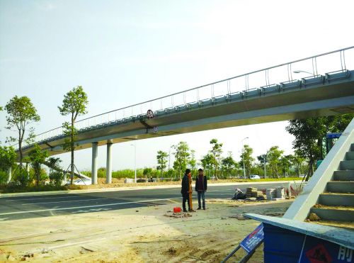 天桥横跨环湾大道
