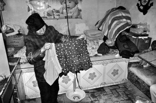 老翁领到超短裙