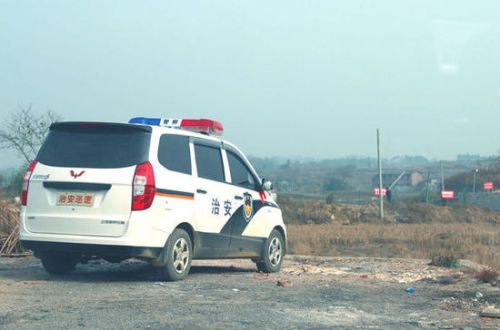 湖南邵阳市邵东县黄陂桥乡一村支书私自将面包车改装为警车，并用来执法