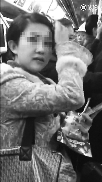 视频中王若扬手持凤爪与人争执