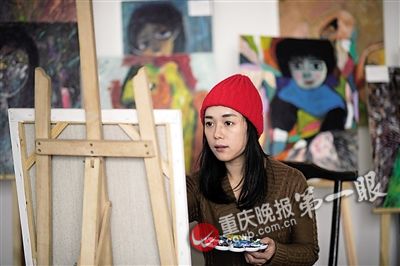 周雅雪在男友装修好的画室里静心作画