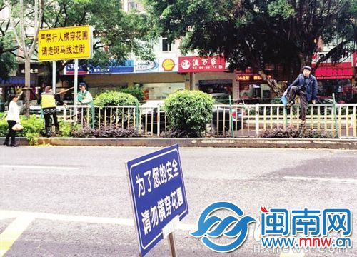 交警在现场设立警示牌，并劝阻试图翻越护栏的市民