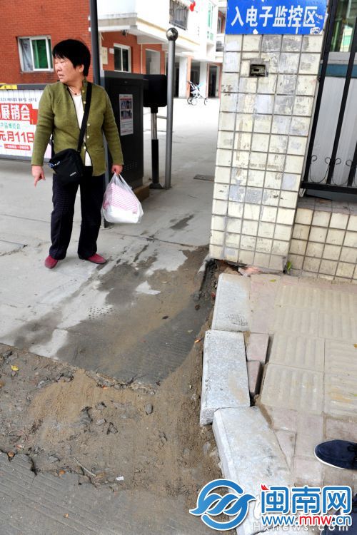 碧藕苑小区门口的地砖、路沿石已经错位、损坏