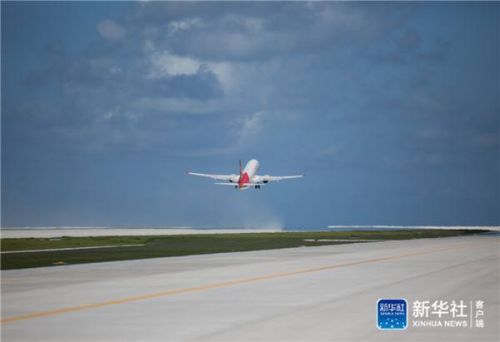 1月6日，海南航空的飞机从永暑礁新建机场起飞，返回海口。新华社记者金立旺摄