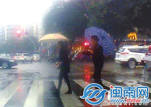 小偷在斑马线上猖獗作案（视频截图）