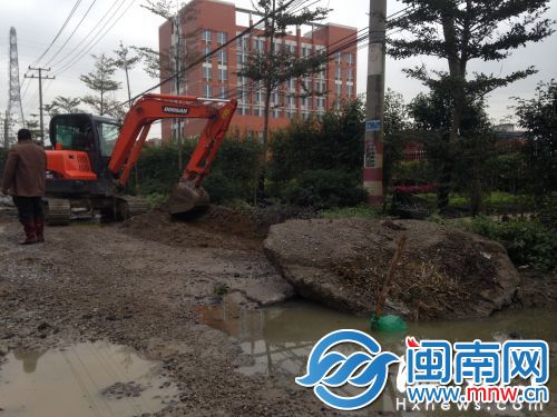 险些夺命的深水坑，已被临时搬来的巨石盖住
