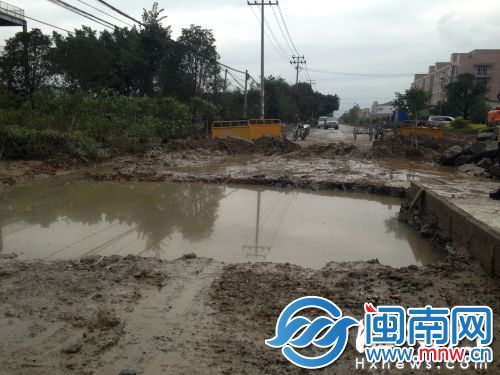 事发路段道路低洼、泥泞，路面到处凹陷，事发后被临时封闭