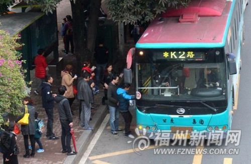 K2路公交车停靠桥南站时，众多乘客上车。