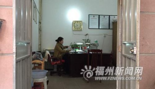 业公司来了，但旧物业公司负责收费大姐还在机房办公。