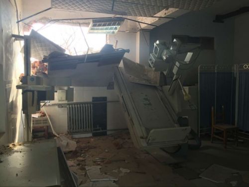 事件还致该院3名医护人员受伤，近400万元设备严重受损，医院太平间也被推平，6具病人遗体也被掩埋。图为医院遭强拆现场。