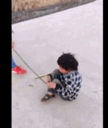 多位男子疯狂折磨一个小男孩取乐
