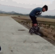 多位男子疯狂折磨一个小男孩取乐