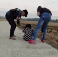 多位男子疯狂折磨一个小男孩取乐