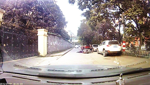 小车上又跑下一人，帮忙把骑手扶起