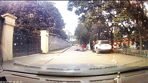 小车车主下车查看