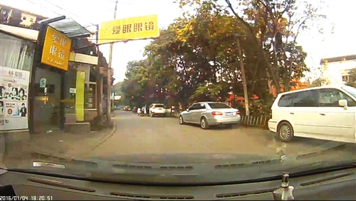 小车车门打开，撞倒电动车，骑手摔倒