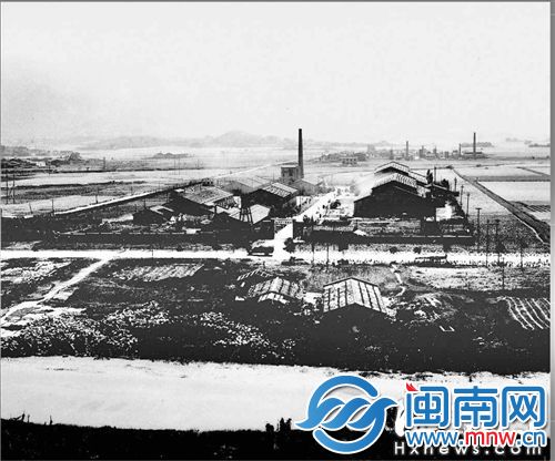 1960年刚建成不久的二化工厂，中间的小路就是现在的化工路（杨北钊摄）