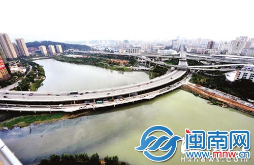 受施工影响，琴亭湖大半湖面被染黄，黑色淤泥入湖