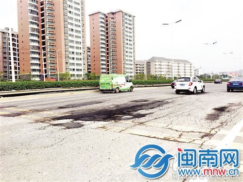 路面上虽补了沥青仍十分颠簸