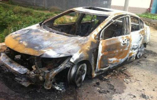 遭烧毁的轿车。