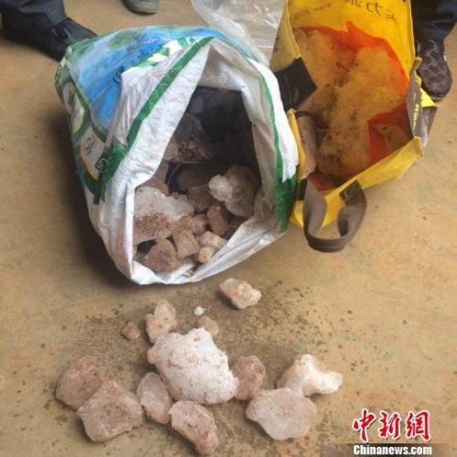 云南宣威天降50公斤大冰块现场图片 疑为陨冰