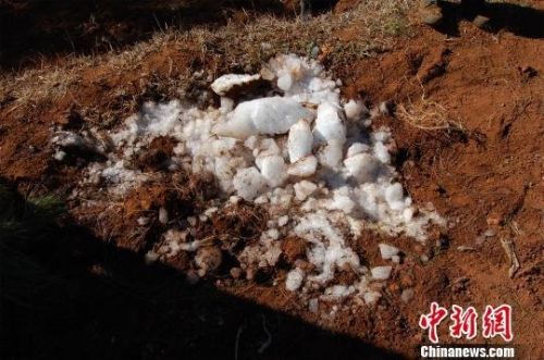 云南宣威天降50公斤大冰块