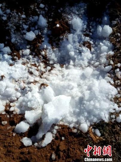 云南宣威天降50公斤大冰块