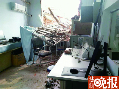 郑州大学第四附属医院放射科检查室破乱不堪