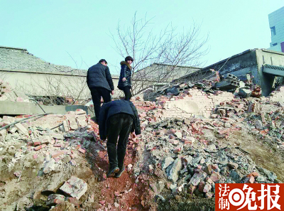 今天上午被埋遗体家属抵达事发现场