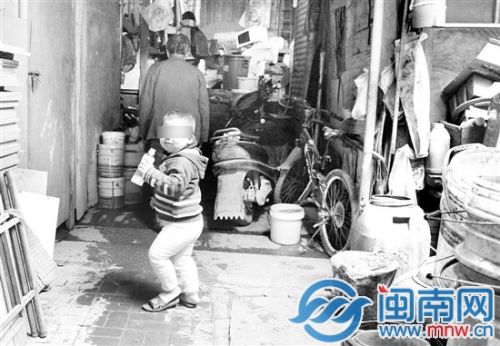 小孩被奶奶安全救出