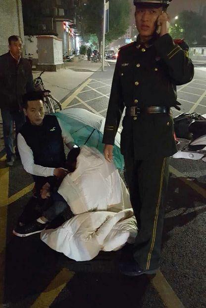 武警战士还送来被子御寒